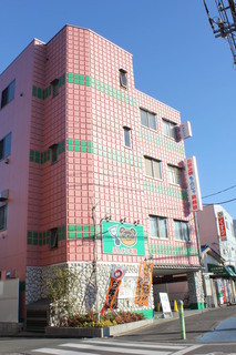 konoteppandatoumaigakyuuwarinomisepompokopompo - ピンクの建物が目印