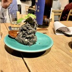 日本酒 青い林檎 - イカ墨のポテサラ