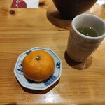 名山堀 わさん - デザートのおみかんとお茶。ごちそうさまでした。