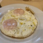 洋食屋 大越 - トッピング用目玉焼きは別皿で到着。これまたよろし。塩胡椒かけられていて絶妙。ソース不要。