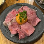 やきとん よし田 - 豚たんタタキ卵黄のせ（たまらん）