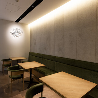 厨房を中心に据えた“8席だけ”の密度