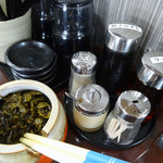 暖暮 - 「暖暮 本城店」卓上の辛子高菜・コショウ・餃子のタレ・おろしニンニク・ラー油