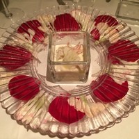 モナリザ 恵比寿店 - アミューズ2つ目はカリフラワーのムースにズワイガニのトッピング＼(^o^)／ 私のお皿はバラとカーネーションがデコレーションされていました♡ (7名それぞれ生花のアレンジが違います！)