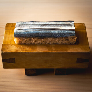 重ね方と圧で味を決める箱寿司の技