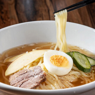 本場で人気の盛岡冷麺のほか、一押しのオリジナルラーメンも◎