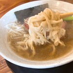 ラーメン たのしみ - もちもちのちぢれ麺がうまい