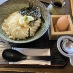 麺家 七兵衛 - デフォルトで生卵がついてる
