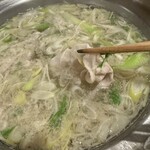 黒豚しゃぶしゃぶと溶岩焼きが 自慢の居酒屋 くろ屋 - 