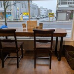 アートスペース＆カフェ - 外が見える席も♪