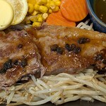 TOYO - レストラン 東洋 ＠日本橋 オーストラリアステーキ 添えられるソースを掛けて頂きます