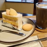 お菓子とくつろぎとこむぎさん - 桃のショートケーキ、ほうじ茶ラテ