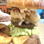 オレンジバーガー - 頬張れない高さ