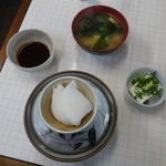 Taikou - ご飯、お新香、味噌汁、冷奴、ソース