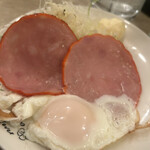 酒場 ふくろ - ハムエッグ400円　目玉は1個だったけどこれくらいがソロには丁度良い