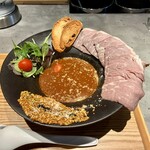 麺逢 KATAJIKENAI - メイン器アップ(プチトマト落下)