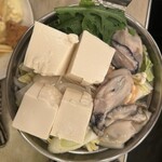 酒場 ふくろ - 牡蠣鍋900円　お野菜お豆腐たっぷりで嬉しい。固形燃料でぐつぐつします