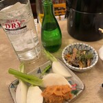 酒場 ふくろ - カブ味噌380円、お通し300円。自分でお酒を割るスタイルです。中380円でこの量が嬉しい。瓶炭酸230円、氷は無料です