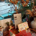 コーヒータイム - からすうりのクリスマスリースが上に飾ってあります