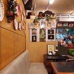 コーヒータイム - クリスマスムードの店内