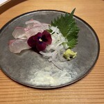 和多屋別荘 - 縞鯵のお造り　玉ねぎスライス添え