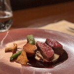 レストラン ラリューム - LE CHEVREUIL
            北海道産蝦夷鹿のロースト季節の野菜を添えて
            根セロリのピューレとソースポワヴラード