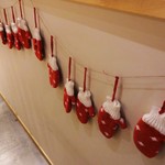 Rikko - 入店して直ぐの通路にはミトンの手袋が クリスマス へのカウントダウンを思わせます。