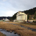 依山楼岩崎 - 依山楼岩崎 全景 三徳川の橋から