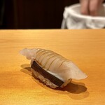 鮨 はしもと - 鰆 藁で燻し 和辛子と山葵 千葉大原より