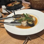 ポワンエリーニュ - 魚。奥にソーセージ盛り合わせ