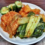 明月館 - キムチ盛り合せ(中)