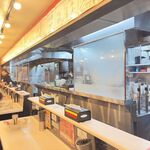 蒙古タンメン中本 - 厨房とカウンター席の様子