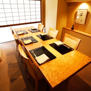 接待やご会食にふさわしい、静寂に包まれる特別な個室