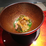 エクアトゥール - アミューズ：和牛炙りロースト・ビーフと春菊とナメコのソース