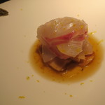 エクアトゥール - 前菜1：１時間前に活け締めした真鯛と松茸のカルパッチョ仕立て、グリーン・ペッパーと柚子のコンフィ