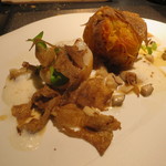エクアトゥール - 魚料理：ローストした活けホタテ貝と白子のじゃがいも包み、セップと秋トリュフソース