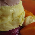 百果園 - アイス二段、下にカットフルーツごろごろ。