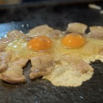 大正お好み屋 ままま - 豚肉をカリッと焼けて目玉焼きもいい感じ♪早苗焼き
