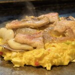 大正お好み屋 ままま - 「ままま」さんは具材が豪華で味わいが深くなるぅー
      ※ 他の方のまぜ焼きミックス