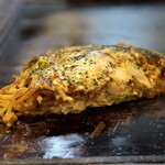 大正お好み屋 ままま - 濃厚マヨと小麦の香る麺が印象的な「洋食モダン」
      キャベツもしっかりしなって甘くてうまい