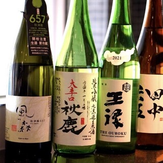 天ぷらとの相性を考え取り揃えた、豊富な日本酒やワインもどうぞ