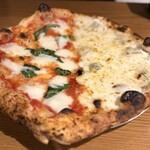 ピッツェリア トラットリア ダ オカピート - クリスマス限定メニューのピッツァをメタメタで