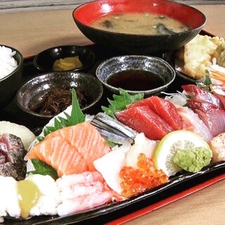仲買直営の新鮮な旬の魚介を堪能！定食や丼メニューが種類豊富◎