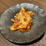 赤い壺 - 前菜のキムチ