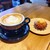 タカオ コーヒー - 料理写真:『カフェラテ（720円税込）』『グランマ マドレーヌ（204円税込）』
