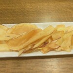 おいもの恵比壽屋 - 焼きさつまいもチップス (税込)500円をお皿に盛りました (2025.12.21)