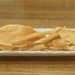 おいもの恵比壽屋 - 焼きさつまいもチップス (税込)500円をお皿に盛りました ※正面から (2025.12.21)