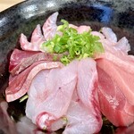 ○屋 - ・スペシャル丼　12月下旬。　配膳時に魚の説明もありますよ。あらためて、ちゃんと食べたハガツオが、お見事でした。（非社交的な）我ながら珍しく、こちらはなんていうサカナですかと訊ねてしまうくらいに！