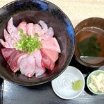 ○屋 - ・スペシャル丼　12月下旬。　ご飯が並盛りだから、控えめに撮れましたが、錚々たる魚たち！海鮮丼は、鮮度は勿論、見た目も、かなり私は重要視する。こちらの海鮮丼からは、丁寧さが伝わります。