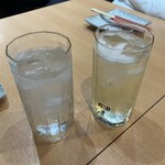 浅草 ASA虎 - 左:レモンサワー、右:ハイボール